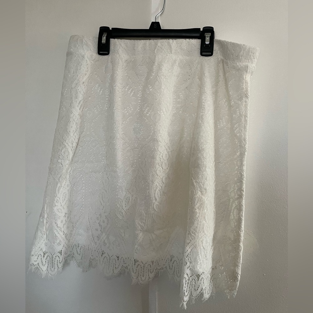 **Isaac Mizrahi White Lace A-Line Skirt Size medium